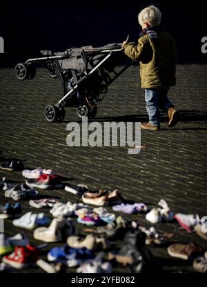 HILVERSUM - i partecipanti si fermano per ricordare le vittime della guerra a Gaza, durante una protesta commemorativa a Mediapark. L'incontro includerà migliaia di paia di scarpe per bambini e un ricordo dei giornalisti palestinesi assassinati. ANP ROBIN VAN LONKHUIJSEN netherlands Out - belgio Out Foto Stock