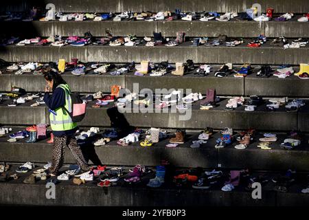 HILVERSUM - i partecipanti si fermano per ricordare le vittime della guerra a Gaza, durante una protesta commemorativa a Mediapark. L'incontro includerà migliaia di paia di scarpe per bambini e un ricordo dei giornalisti palestinesi assassinati. ANP ROBIN VAN LONKHUIJSEN netherlands Out - belgio Out Foto Stock