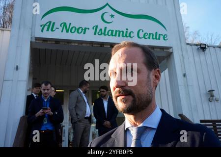 Bærum 20241104. Il principe ereditario norvegese Haakon visita la moschea al-Noor e il centro di memoria e apprendimento Stiftelsen del 10 agosto e incontra i giovani musulmani nella moschea. La fondazione è stata fondata dopo l'attacco terroristico contro la moschea al-Noor di Bærum e l'omicidio di Johanne Zhangjia Ihle-Hansen il 10 agosto 2019. Foto: Terje Pedersen / NTB Foto Stock