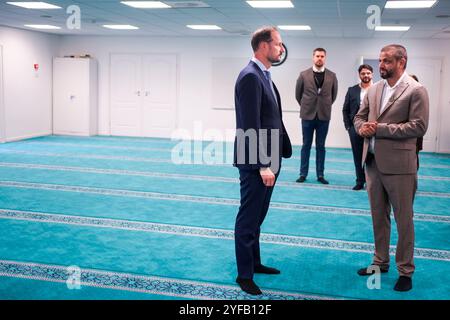 Bærum 20241104. Il 10 agosto il principe ereditario norvegese Haakon visita la Moschea di al-Noor e la Fondazione foto: Terje Pedersen / NTB Foto Stock