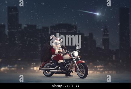 Bel motociclista di Babbo Natale nelle strade di New York, porta regali di Natale Foto Stock