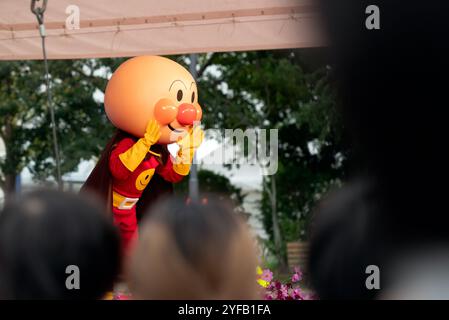 Mizumaki, Fukuoka, Giappone - 26 ottobre 2024: Bambini e genitori guardano lo spettacolo di Anpanman durante il Cosmos Festival nella città di Mizumaki. Foto Stock