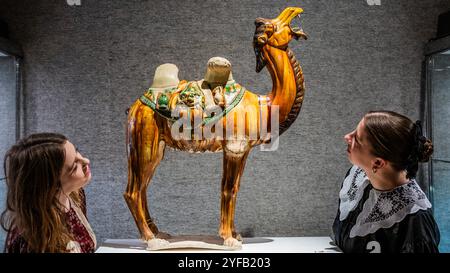 Londra, Regno Unito. 4 novembre 2024. Modello smaltato Sancai di un cammello battriano, dinastia Tang, est £40.000 - £60.000 - Anteprima dei saldi della Asian Art Week al Bonhams di Londra. Le vendite, sia live che online, si terranno dal 1-12 novembre e includeranno fine Chinese Art, Ben Janssens Oriental Art: From Spink to Maastricht, Asian Art e Collector's Treasures: Asian Art Online. Crediti: Guy Bell/Alamy Live News Foto Stock