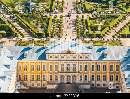 Vista aerea del Palazzo Rundale e dei giardini in Lettonia, maestosa architettura barocca e bellezza paesaggistica in estate Foto Stock