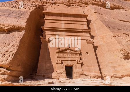 Tomba scavata nella roccia 45 nella collina di Jabal al Banat nel sito di Hegra (Ma'in Salih) vicino ad al Ula, Arabia Saudita Foto Stock
