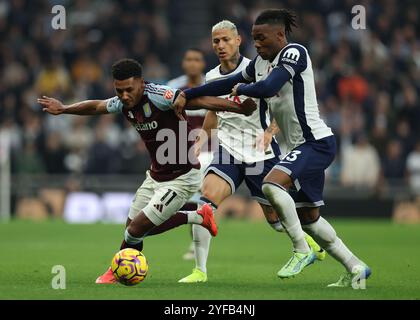 Londra, Regno Unito. 3 novembre 2024. Ollie Watkins dell'Aston Villa viene sfidato dal Destiny Udogie del Tottenham Hotspur durante la partita di Premier League al Tottenham Hotspur Stadium di Londra. Il credito per immagini dovrebbe essere: Paul Terry/Sportimage Credit: Sportimage Ltd/Alamy Live News Foto Stock