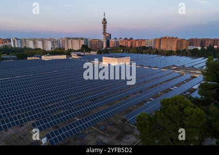 Vista aerea della centrale fotovoltaica dell'impianto di trattamento delle acque di Casablanca e della torre di telecomunicazioni Movistar, Saragozza, Spagna Foto Stock