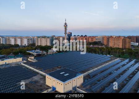 Vista aerea della centrale fotovoltaica dell'impianto di trattamento delle acque di Casablanca e della torre di telecomunicazioni Movistar, Saragozza, Spagna Foto Stock