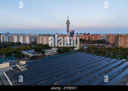Vista aerea della centrale fotovoltaica dell'impianto di trattamento delle acque di Casablanca e della torre di telecomunicazioni Movistar, Saragozza, Spagna Foto Stock