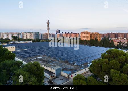 Vista aerea della centrale fotovoltaica dell'impianto di trattamento delle acque di Casablanca e della torre di telecomunicazioni Movistar, Saragozza, Spagna Foto Stock