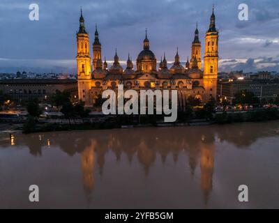 Veduta aerea della basilica illuminata di El Pilar e del fiume Ebro di notte, Saragozza, Spagna Foto Stock