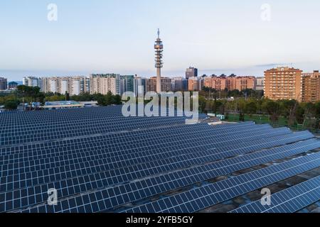 Vista aerea della centrale fotovoltaica dell'impianto di trattamento delle acque di Casablanca e della torre di telecomunicazioni Movistar, Saragozza, Spagna Foto Stock