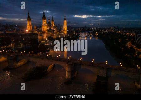 Veduta aerea della basilica illuminata di El Pilar e del fiume Ebro di notte, Saragozza, Spagna Foto Stock