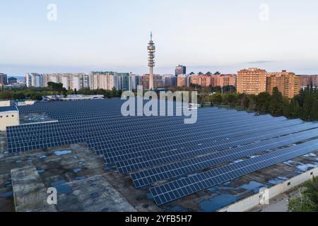Vista aerea della centrale fotovoltaica dell'impianto di trattamento delle acque di Casablanca e della torre di telecomunicazioni Movistar, Saragozza, Spagna Foto Stock
