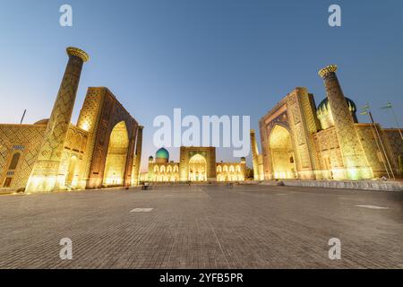 Vista serale di Piazza Registan a Samarcanda, Uzbekistan Foto Stock