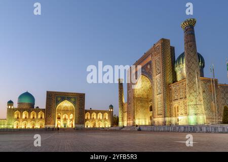 La Madrasa Tilya-Kori e la Madrasa Sher-Dor in serata Foto Stock