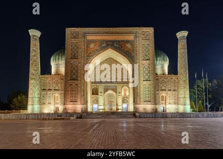 Splendida facciata della Madrasa Sher-Dor di sera Foto Stock