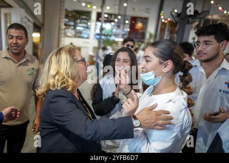 Beirut, Libano. 4 novembre 2024. Svenja Schulze (SPD), ministro federale per la cooperazione e lo sviluppo economico, visita la cucina della comunità nella capitale libanese. Crediti: Kay Nietfeld/dpa/Alamy Live News Foto Stock