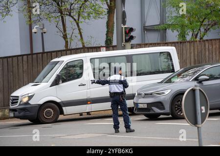 Augusta, Baviera, Germania - 4 novembre 2024: Agente di polizia o agente di polizia del controllo operativo, o capo delle operazioni della polizia bavarese in Svevia di Augusta, regola il traffico stradale e devia le automobili durante lo sciopero di allerta IG Metall contro MAN. *** Polizist bzw. Polizeibeamter der Einsatzleitung, bzw. Einsatzleiter der bayrischen Polizei ad Augusta Schwaben, regelt den Verkehr auf der Straße und leitet die Autos um, beim IG Metall Warnstreik der MAN. Foto Stock