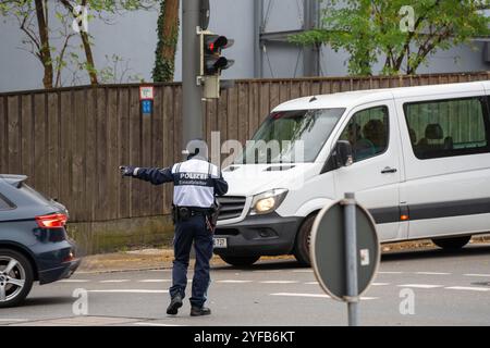 Augusta, Baviera, Germania - 4 novembre 2024: Agente di polizia o agente di polizia del controllo operativo, o capo delle operazioni della polizia bavarese in Svevia di Augusta, regola il traffico stradale e devia le automobili durante lo sciopero di allerta IG Metall contro MAN. *** Polizist bzw. Polizeibeamter der Einsatzleitung, bzw. Einsatzleiter der bayrischen Polizei ad Augusta Schwaben, regelt den Verkehr auf der Straße und leitet die Autos um, beim IG Metall Warnstreik der MAN. Foto Stock