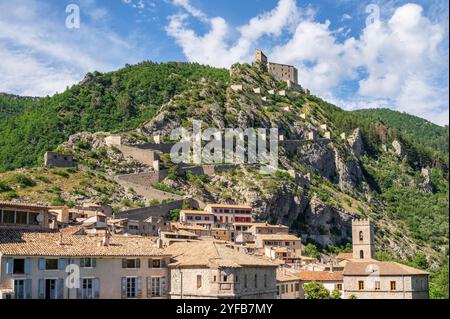 La cittadella di Entrevaux, costruita da Vauban, svetta sopra uno dei più bei villaggi della Francia nel Département Alpes-de-Haute-Provence, Franc Foto Stock