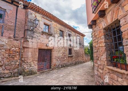 Bella strada con edifici residenziali rustici a Medinaceli, una storica città spagnola Foto Stock