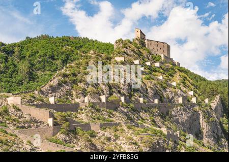 La cittadella di Entrevaux, costruita da Vauban, svetta sopra uno dei più bei villaggi della Francia nel Département Alpes-de-Haute-Provence, Franc Foto Stock