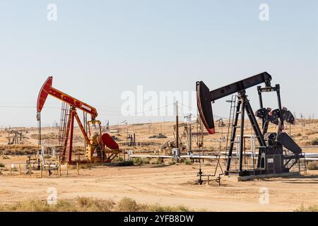 Raffineria, estrazione di petrolio e gas naturale, pompe di perforazione. Foto Stock