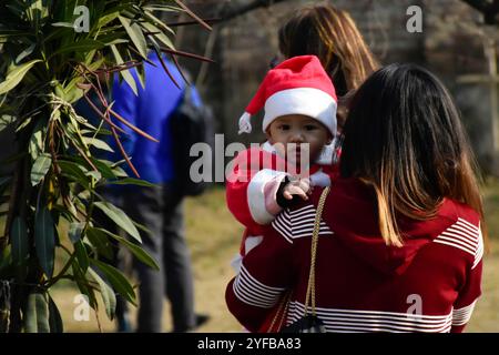 Srinagar, Kashmir. 25 dicembre 2019. I cristiani celebrano il Natale fuori dalla Chiesa cattolica della Sacra famiglia a Srinagar, nel Kashmir amministrato dall'India. La chiesa della Sacra famiglia fu fondata nel 1896, durante l'era coloniale britannica Foto Stock