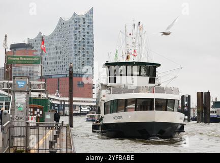 Amburgo, Germania. 4 novembre 2024. Il traghetto del porto di Hadag "HafenCity" ormeggia al Landungsbrücken. Lunedì, Hadag ha iniziato un servizio di traghetto non-stop tra il Landungsbrücken e Finkenwerder con la linea 66. Credito: Christian Charisius/dpa/Alamy Live News Foto Stock