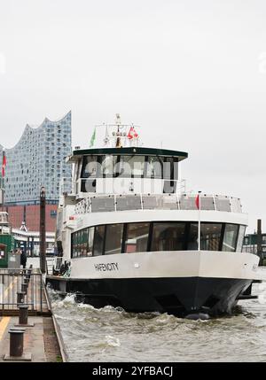 Amburgo, Germania. 4 novembre 2024. Il traghetto del porto di Hadag "HafenCity" ormeggia al Landungsbrücken. Lunedì, Hadag ha iniziato un servizio di traghetto non-stop tra il Landungsbrücken e Finkenwerder con la linea 66. Credito: Christian Charisius/dpa/Alamy Live News Foto Stock