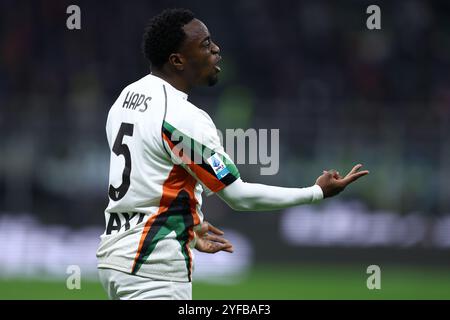 Milano, Italia. 3 novembre 2024. Ridgeciano Haps del Venezia FC gesti durante la partita di serie A tra FC Internazionale e Venezia FC allo Stadio Giuseppe Meazza il 3 novembre 2024 a Milano. Crediti: Marco Canoniero/Alamy Live News Foto Stock