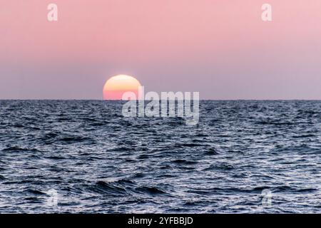 Tramonto sul mare a Jeddah, Arabia Saudita Foto Stock