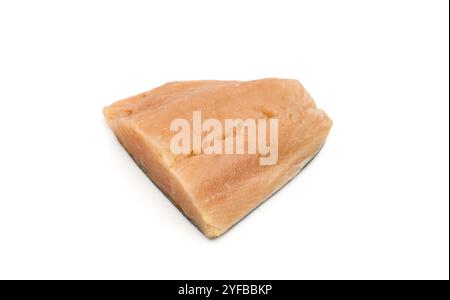 Pezzetti di salmone di classe inferiore isolati su fondo bianco Foto Stock