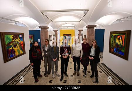 Kunstsammlungen Chemnitz bieten Vorgeschmack auf Kulturhauptstadtjahr Jahrespressekonferenz in den Chemnitzer Kunstsammlungen. Florence Thurmes M, Generaldirektorin der Kunstsammlungen Chemnitz, stellte gemeinsam mit ihrem Team von Kuratoren ihr Programm für Chemnitz, Europäische Kulturhauptstadt 2025 vor. Einer der Höhepunkte für Besucher werden die Bilder der der Künstlergruppe Brücke sein, im foto. MIT der Ausstellung ANGST präsentieren die Kunstsammlungen vom 10.08.-2.11.25 Arbeiten von Edvard Munch. Internationale Leihgaben werden in der Ausstellung mit umfangreichen Beständen der Kunstsammlu Foto Stock