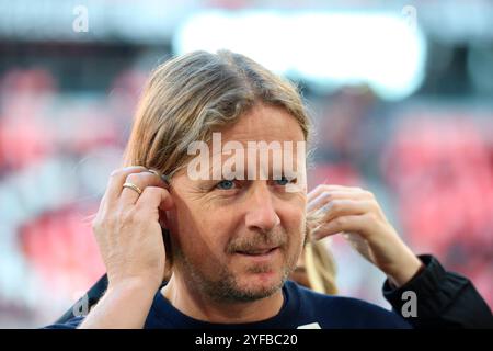 Friburgo, Germania. 2 novembre 2024. Trainer Bo Henriksen (FSV Mainz 05) beim Spiel der 1. FBL: 24-25: 1. FBL: 24-25: 9. Sptg. SC Freiburg - FSV Mainz 05 LE NORMATIVE DFL VIETANO QUALSIASI USO DI FOTOGRAFIE COME SEQUENZE DI IMMAGINI E/O QUASI-VIDEONann credito: dpa/Alamy Live News Foto Stock