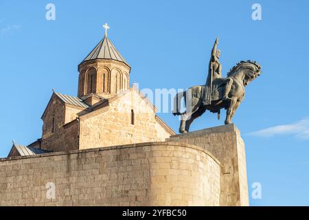 Statua del re Vakhtang Gorgasali e Chiesa Metekhi, Tbilisi Foto Stock