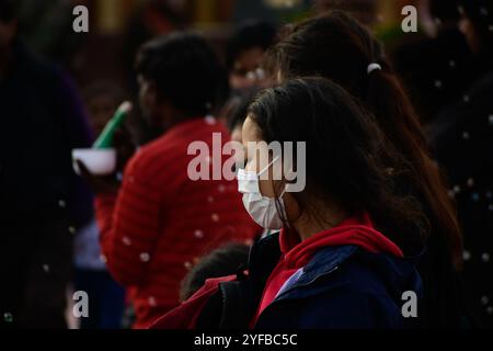 Nuova Delhi, India. 1 febbraio 2020. Le persone in strada indossano maschere tra i timori di diffusione del nuovo coronavirus a nuova Delhi. Le autorità indiane hanno posto diversi cittadini sotto osservazione medica e controllato migliaia di passeggeri, oltre a fornire consigli di viaggio e di salute. Il primo caso confermato di coronavirus in India è stato segnalato in Kerala il 30 gennaio, con la paziente studentessa dell'Università di Wuhan. Lo stesso giorno ci sono stati un totale di 6 casi sospetti nel Dr RAM Manohar Lohia Hospital di Delhi, con altri due casi sospetti ricoverati in ospedale il sabato. Foto Stock