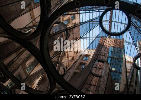 Les Docks Village, un ottimo esempio di rigenerazione urbana nel centro di Marsiglia inaugurato nel 2015, è un vero e proprio centro commerciale Foto Stock