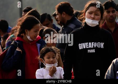 Nuova Delhi, India. 1 febbraio 2020. Le persone in strada indossano maschere tra i timori di diffusione del nuovo coronavirus a nuova Delhi. Le autorità indiane hanno posto diversi cittadini sotto osservazione medica e controllato migliaia di passeggeri, oltre a fornire consigli di viaggio e di salute. Il primo caso confermato di coronavirus in India è stato segnalato in Kerala il 30 gennaio, con la paziente studentessa dell'Università di Wuhan. Lo stesso giorno ci sono stati un totale di 6 casi sospetti nel Dr RAM Manohar Lohia Hospital di Delhi, con altri due casi sospetti ricoverati in ospedale il sabato. Foto Stock