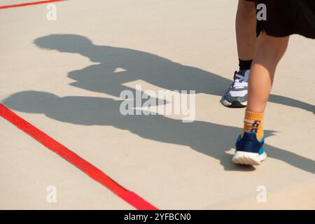 L'ombra di un giovane pugile in allenamento Foto Stock