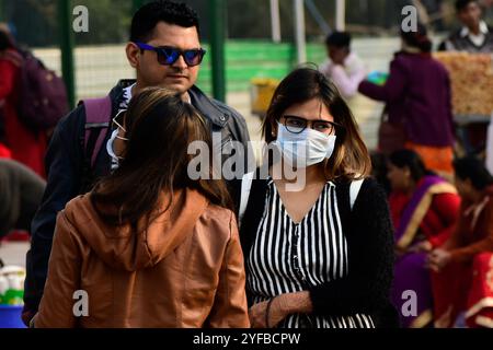 Nuova Delhi, India. 1 febbraio 2020. Le persone in strada indossano maschere tra i timori di diffusione del nuovo coronavirus a nuova Delhi. Le autorità indiane hanno posto diversi cittadini sotto osservazione medica e controllato migliaia di passeggeri, oltre a fornire consigli di viaggio e di salute. Il primo caso confermato di coronavirus in India è stato segnalato in Kerala il 30 gennaio, con la paziente studentessa dell'Università di Wuhan. Lo stesso giorno ci sono stati un totale di 6 casi sospetti nel Dr RAM Manohar Lohia Hospital di Delhi, con altri due casi sospetti ricoverati in ospedale il sabato. Foto Stock