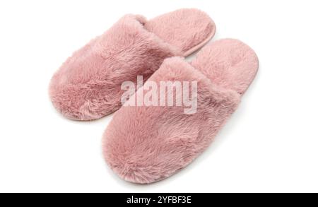 Pantofole morbide e fuzzy isolate su sfondo bianco. Calzature da interni rosa per donne Foto Stock