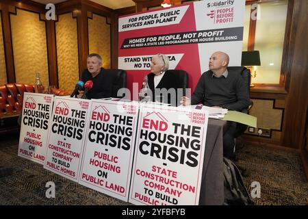 (Da sinistra a destra) Richard Boyd Barrett, Brid Smith e Paul Murphy durante una conferenza stampa People Before Profit al Buswells Hotel, Dublino, per il lancio della nuova politica della società di costruzione statale del partito. Data foto: Lunedì 4 novembre 2024. Foto Stock