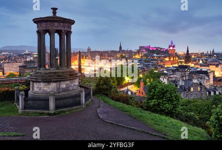 Castello di Edimburgo e Princes Street al tramonto da Calton Hill, Scozia - Regno Unito Foto Stock