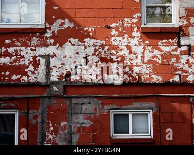 Edificio in mattoni rossi con finestre Foto Stock