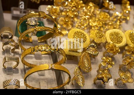 Esposizione di gioielli in oro dalla vetrina della gioielleria. Gioielli d'oro al Grand Bazaar di Skopje, Macedonia del Nord. Foto Stock