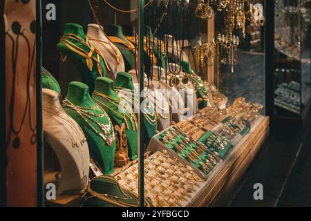 Esposizione di gioielli in oro dalla vetrina della gioielleria. Gioielli d'oro al Grand Bazaar di Skopje, Macedonia del Nord. Foto Stock