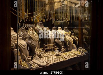 Esposizione di gioielli in oro dalla vetrina della gioielleria. Gioielli d'oro al Grand Bazaar di Skopje, Macedonia del Nord. Foto Stock