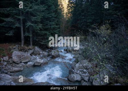 Pinzolo, incantevole cittadina del Trentino, offre paesaggi alpini, sport invernali e accesso al Parco naturale Adamello Brenta. Foto Stock